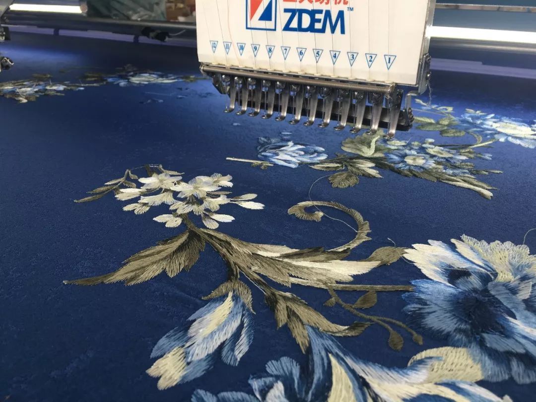 刺绣墙布在电脑绣花车间的绣花全过程